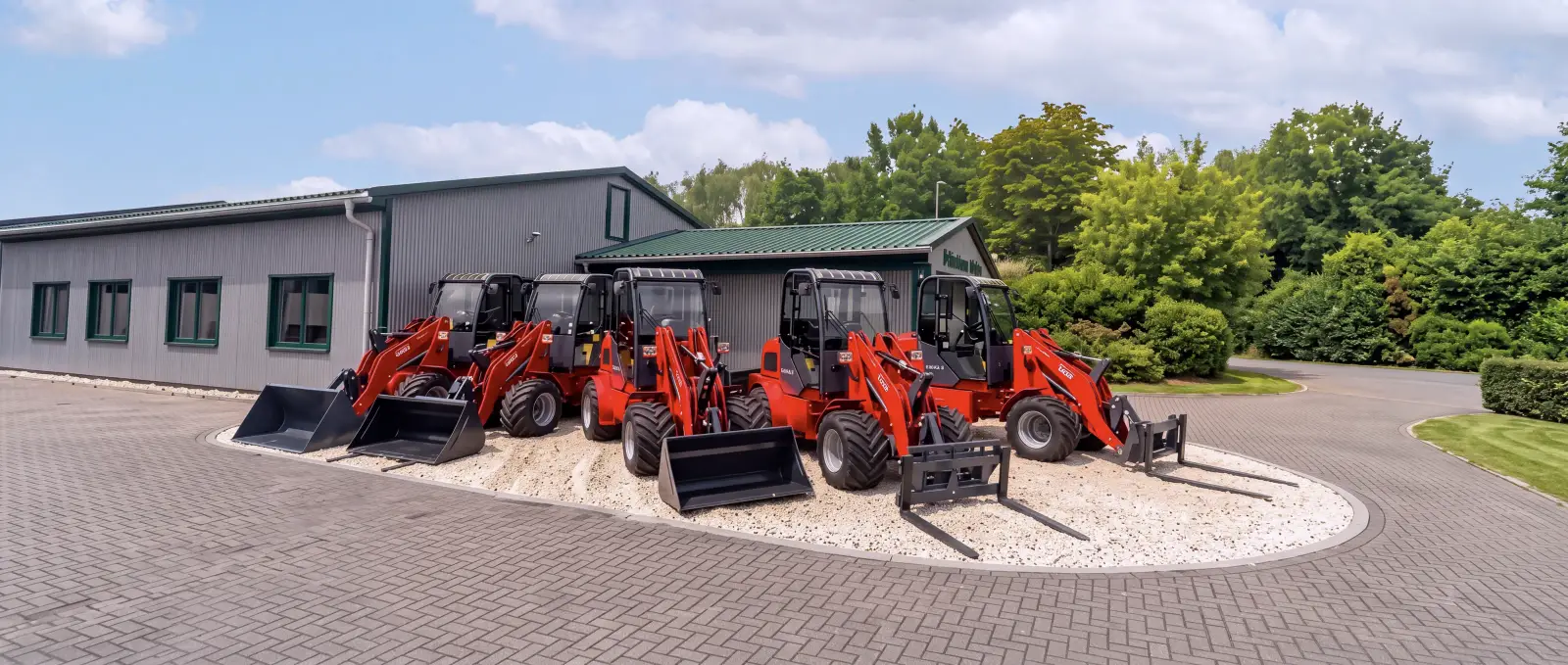 Toyo farm loader in front of the Werner agricultural machinery dealership in Markneukirchen