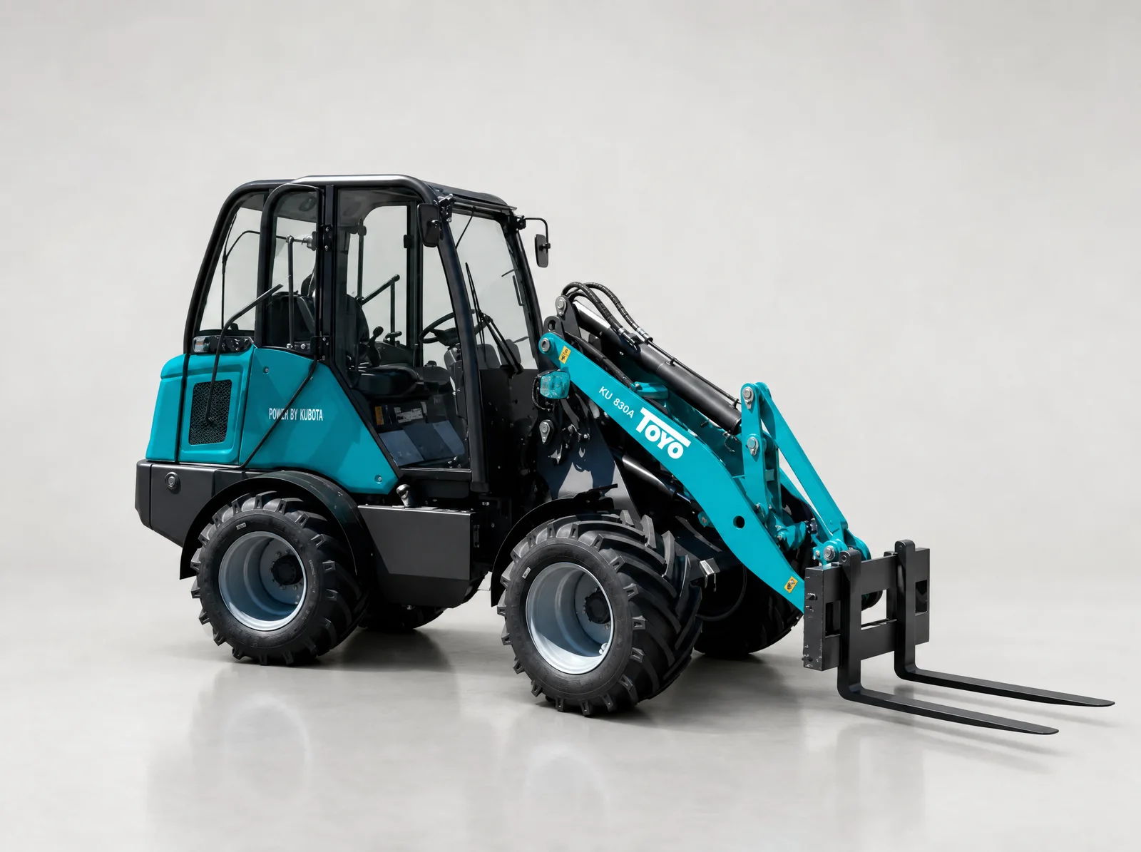 Toyo KU 830A, Kabine, Hoflader, Radlader, Allrad – Seitenansicht von links mit Kabine, Palettengabel, Allradbereifung