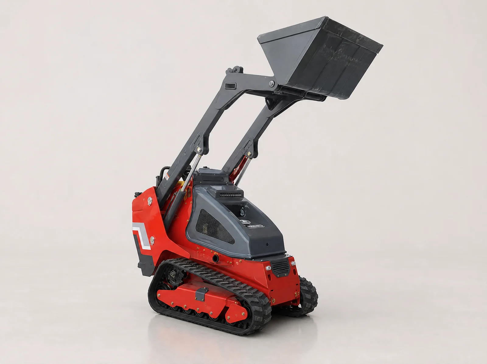Toyo SKL26 Skidloader im Aktionspaket – Seitenansicht mit angehobener Ladeschaufel, Raupenfahrwerk, weißer Hintergrund