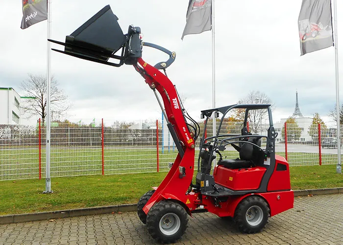 Toyo Hoflader Modell 810E mit Bügel – Seitenansicht von links mit Schaufel und Bügel, angehobenem Ausleger