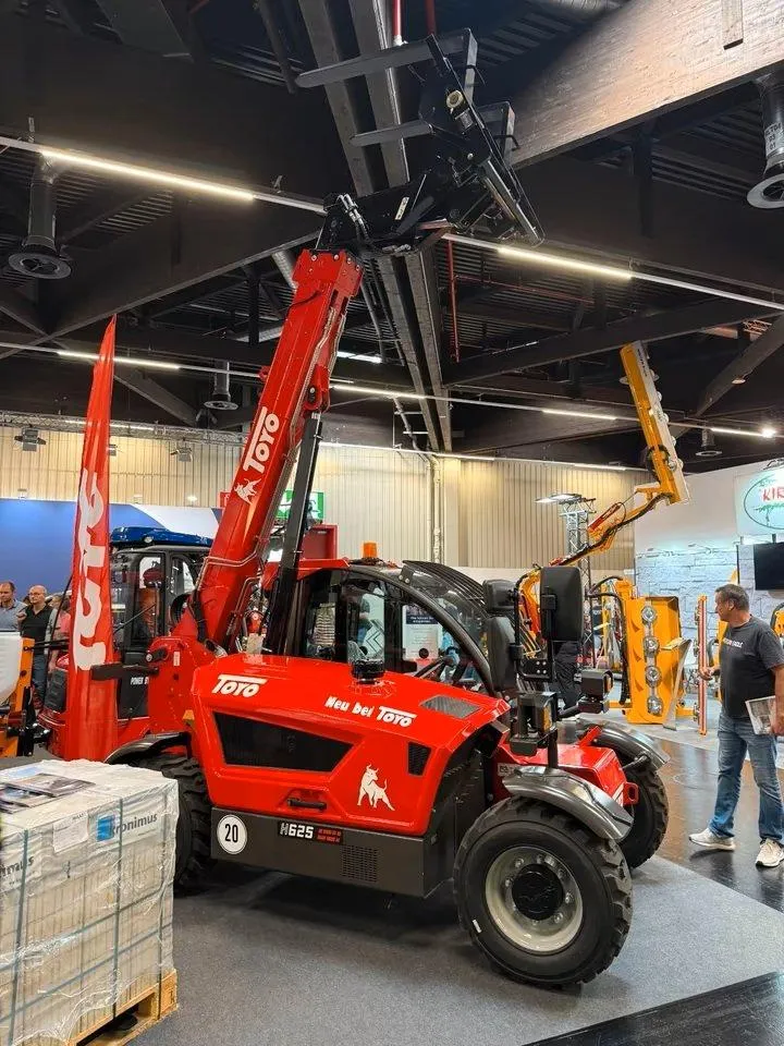 Toyo Teleskoplader H 625, Allrad, Radlader, Hoflader, WSM – Seitenansicht mit ausgefahrenem Teleskoparm, Messehalle