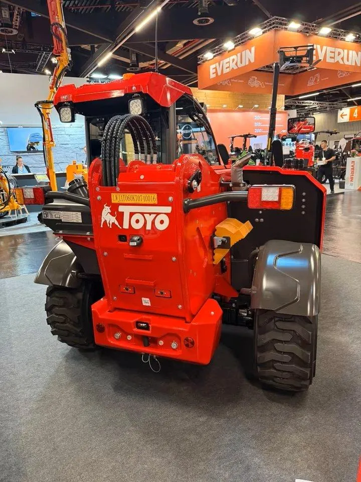 Toyo Teleskoplader H 625, Allrad, Radlader, Hoflader, WSM – Heckansicht, Kabine mit Arbeitsscheinwerfern, Hydraulikschläuche