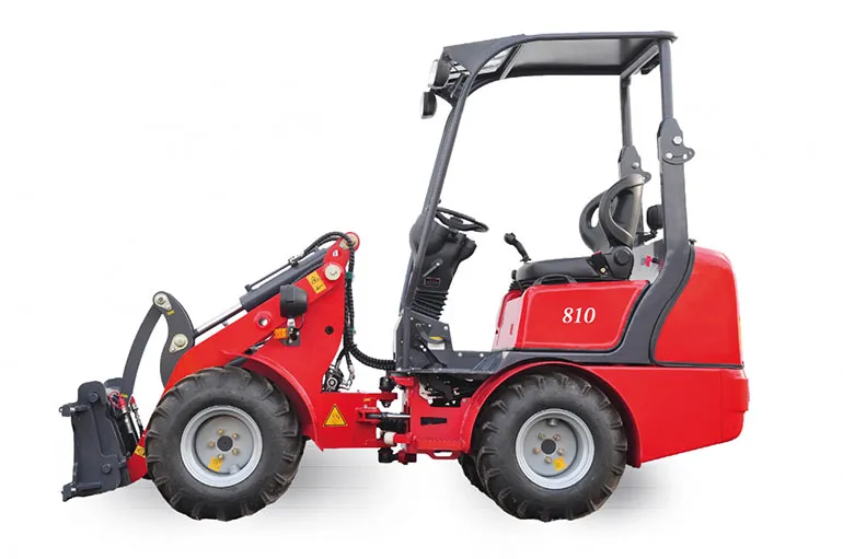 Toyo Hoflader Modell 810E mit Bügel – Seitenansicht von links, Schutzbügel, Frontlader angebaut, weißer Hintergrund