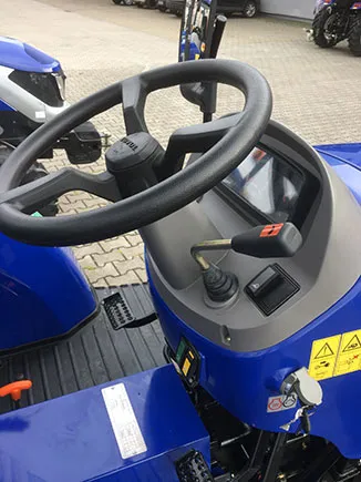 Lovol Traktor Modell M254 Stage V mit Bügel – Detailansicht Armaturenbrett mit Lenkrad, Joystick und Display, Hof