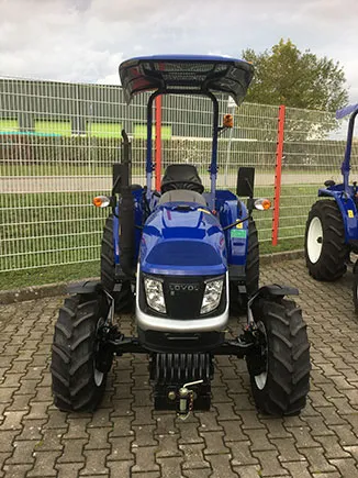 Lovol Traktor Modell M254 Stage V mit Bügel – Frontansicht mit Überrollbügel, Frontgewicht und Fronthydraulik