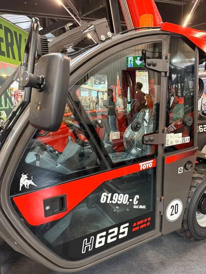 Teleskoplader TOYO H625 Teleskop mit Kabine – Detailansicht Fahrerkabine mit Spiegel, Preisaufschrift und Typenschild