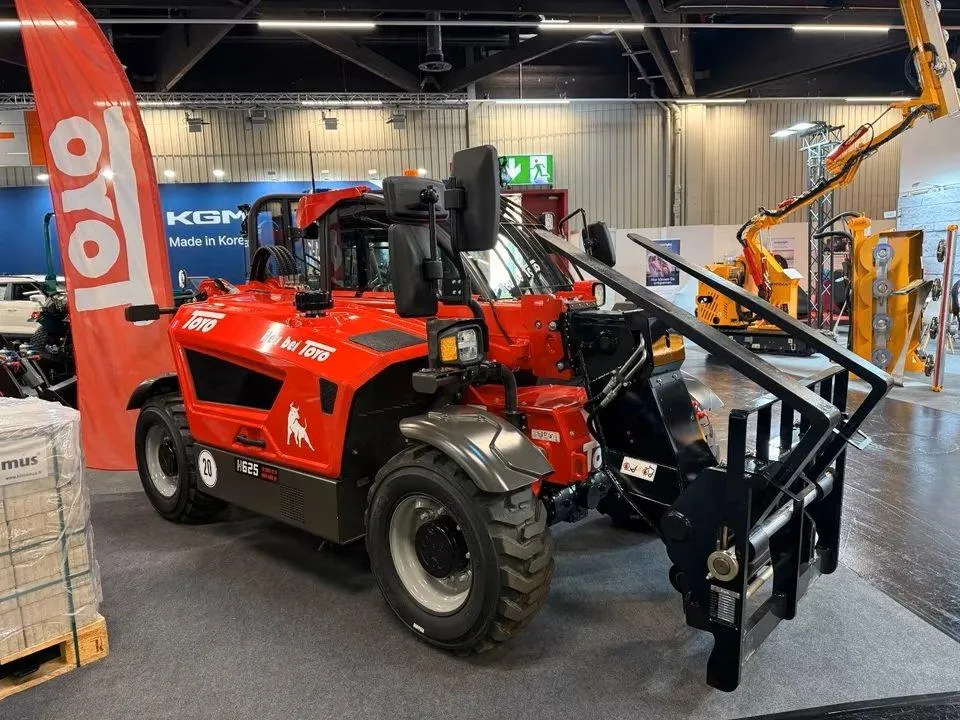 Toyo Teleskoplader H 625, Allrad, Radlader, Hoflader, WSM – Seitenansicht mit Palettengabel