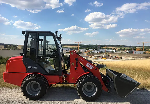 Toyo Hoflader Modell 851 Stage V mit Kabine im Aktionspaket – Seitenansicht von links mit Schaufel, Kabine