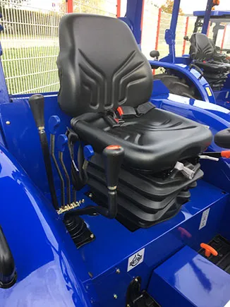 Lovol Traktor Modell M254 Stage V mit Bügel – Detailansicht Fahrersitz mit Sicherheitsgurt und Hydraulikhebeln im Cockpit