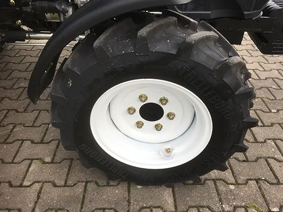 Lovol Traktor Modell M254 Stage V mit Bügel – Detailansicht Vorderrad mit Kotflügel, Ackerschlepper-Reifen