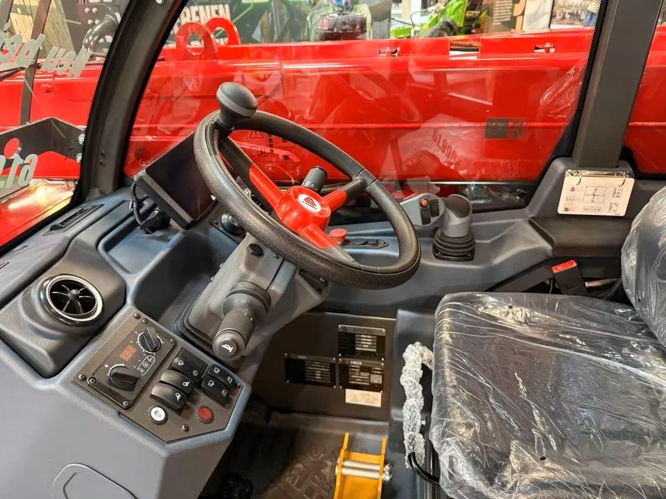 Teleskoplader TOYO H625 Teleskop mit Kabine – Kabineninnenraum mit Lenkrad, Joystick, Armaturen und foliertem Fahrersitz