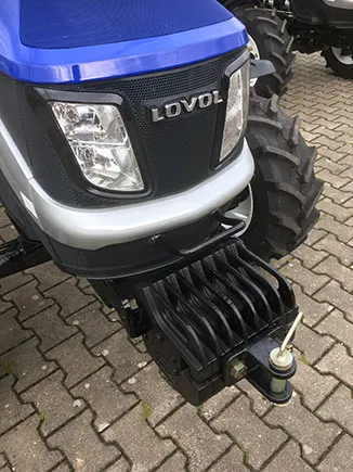 Lovol Traktor Modell M254 Stage V mit Bügel – Frontansicht mit Scheinwerfer, Kühlergrill und Frontgewicht