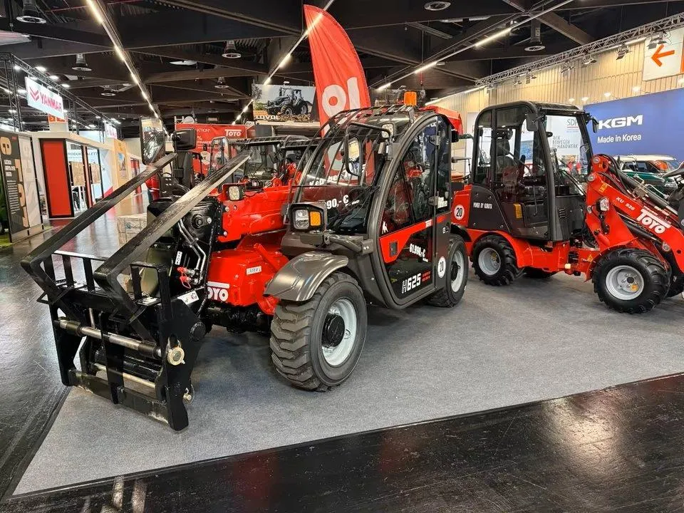 Toyo Teleskoplader H 625, Allrad, Radlader, Hoflader, WSM – Seitenansicht von vorne links, mit Palettengabel