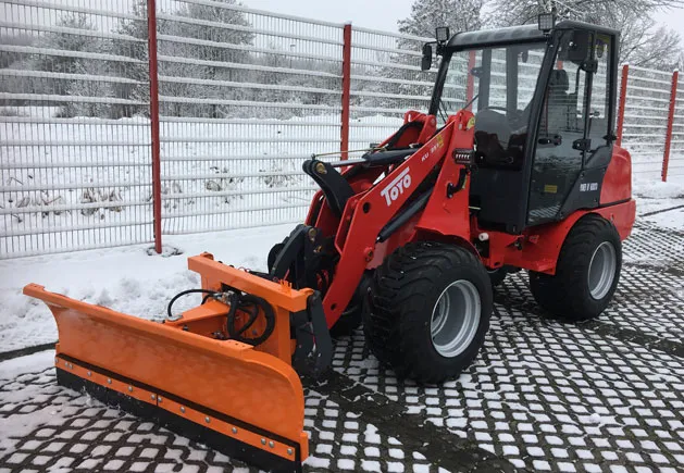 Toyo Hoflader Modell 851 Stage V mit Kabine im Aktionspaket – Seitenansicht von links mit Kabine und Schneeschild