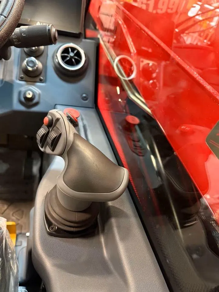 Teleskoplader TOYO H625 Teleskop mit Kabine – Detailansicht Joystick und Bedienelemente in der Kabine