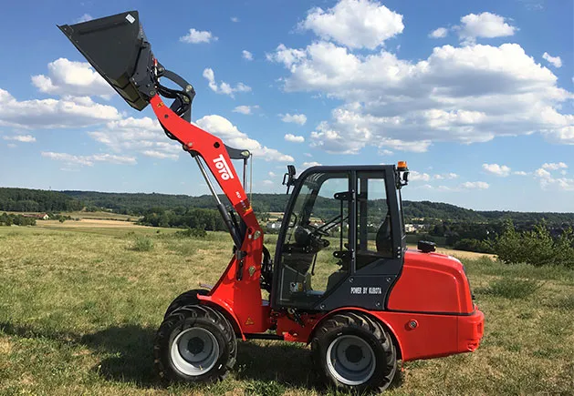 Toyo Hoflader Modell 851 Stage V mit Kabine im Aktionspaket – Seitenansicht von links mit Schaufel und Kabine