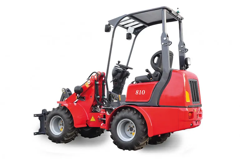 Toyo Hoflader Modell 810E mit Bügel – Seitenansicht von rechts, Schutzbügel, Fahrersitz, Frontanbau, weißer Hintergrund