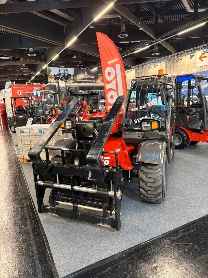 Toyo Teleskoplader H 625, Allrad, Radlader, Hoflader, WSM – Heckansicht mit Palettengabel, auf Messe in Halle ausgestellt