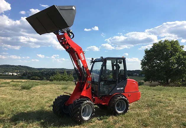 Toyo Hoflader Modell 851 Stage V mit Kabine im Aktionspaket – Seitenansicht mit Kabine, hoch angehobener Schaufel