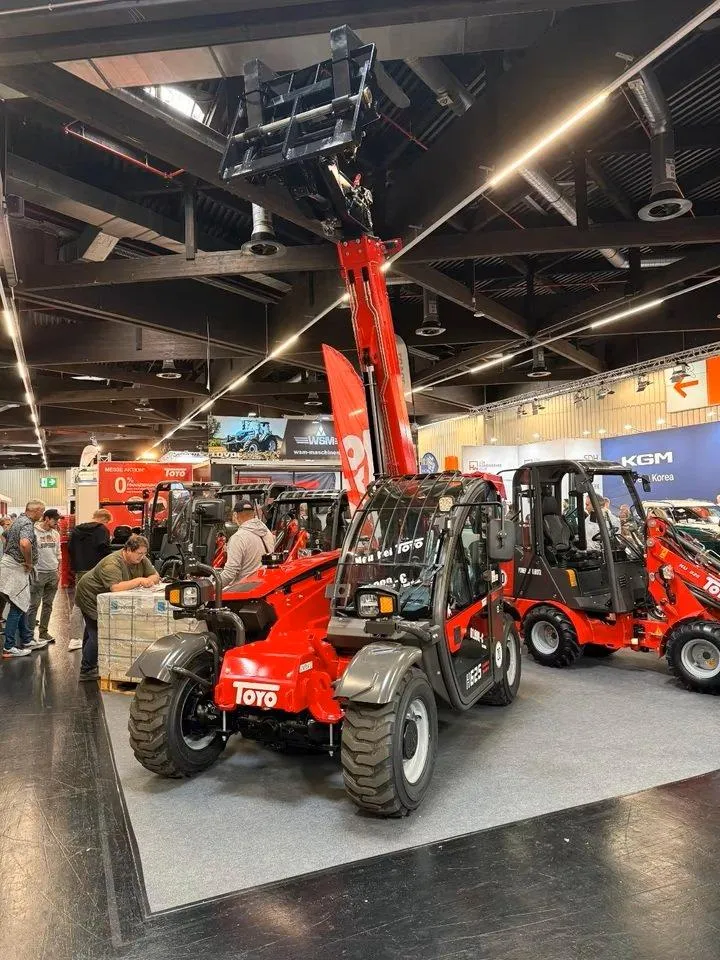 Toyo Teleskoplader H 625, Allrad, Radlader, Hoflader, WSM – Seitenansicht mit ausgefahrenem Teleskoparm, Anbaugabel