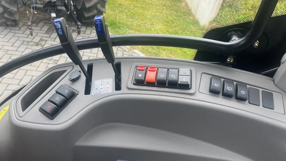 Lovol Traktor Modell M504 PRO Stage V mit Kabine. Black Edition — Traktor, 55 PS — Ansicht 7