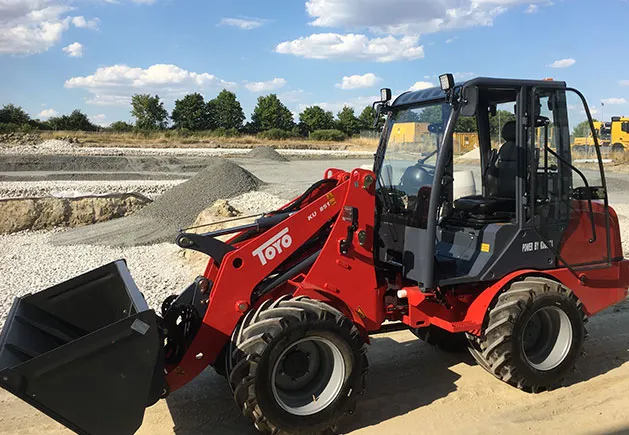 Toyo Hoflader Modell 851 Stage V mit Kabine im Aktionspaket – Seitenansicht von links mit Schaufel