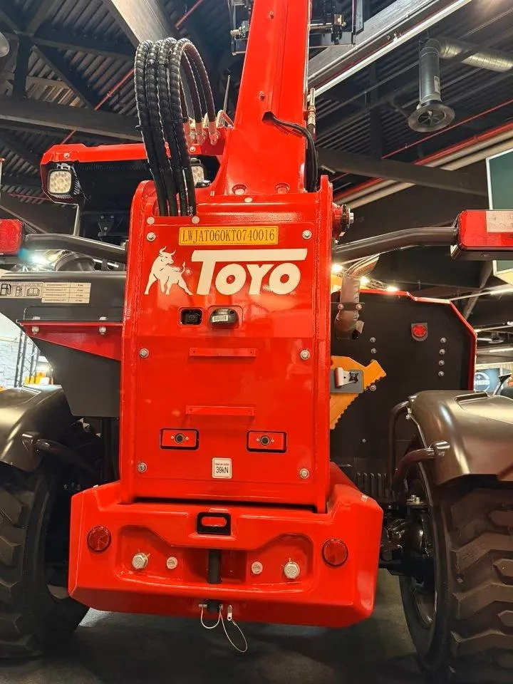 Toyo Teleskoplader H 625, Allrad, Radlader, Hoflader, WSM – Heckansicht in Halle, Anhängekupplung, Rückleuchten, Typenschild