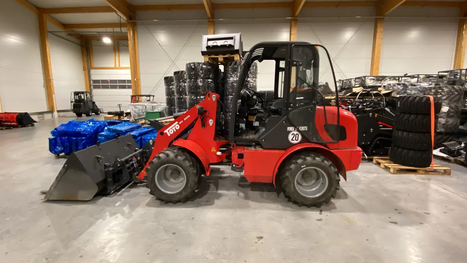 TOYO KU 865 A KABINE 2,9 T HUBKRAFT, HOFLADER RADLADER – Seitenansicht links mit Schaufel und Kabine