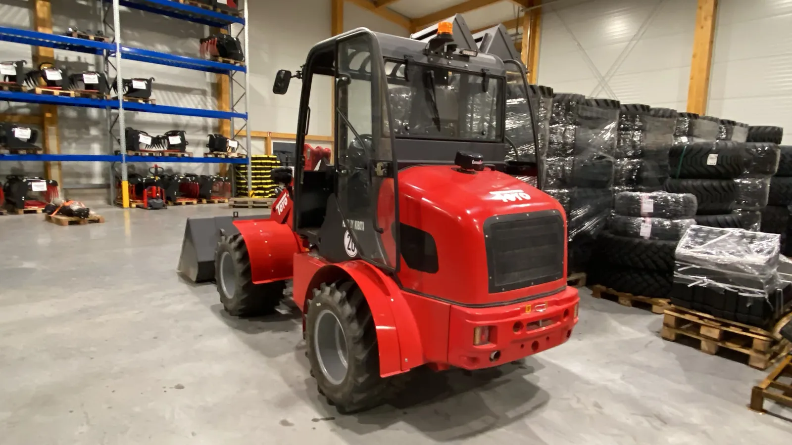 TOYO KU 865 A KABINE 2,9 T HUBKRAFT, HOFLADER RADLADER – Heckansicht mit Schaufel