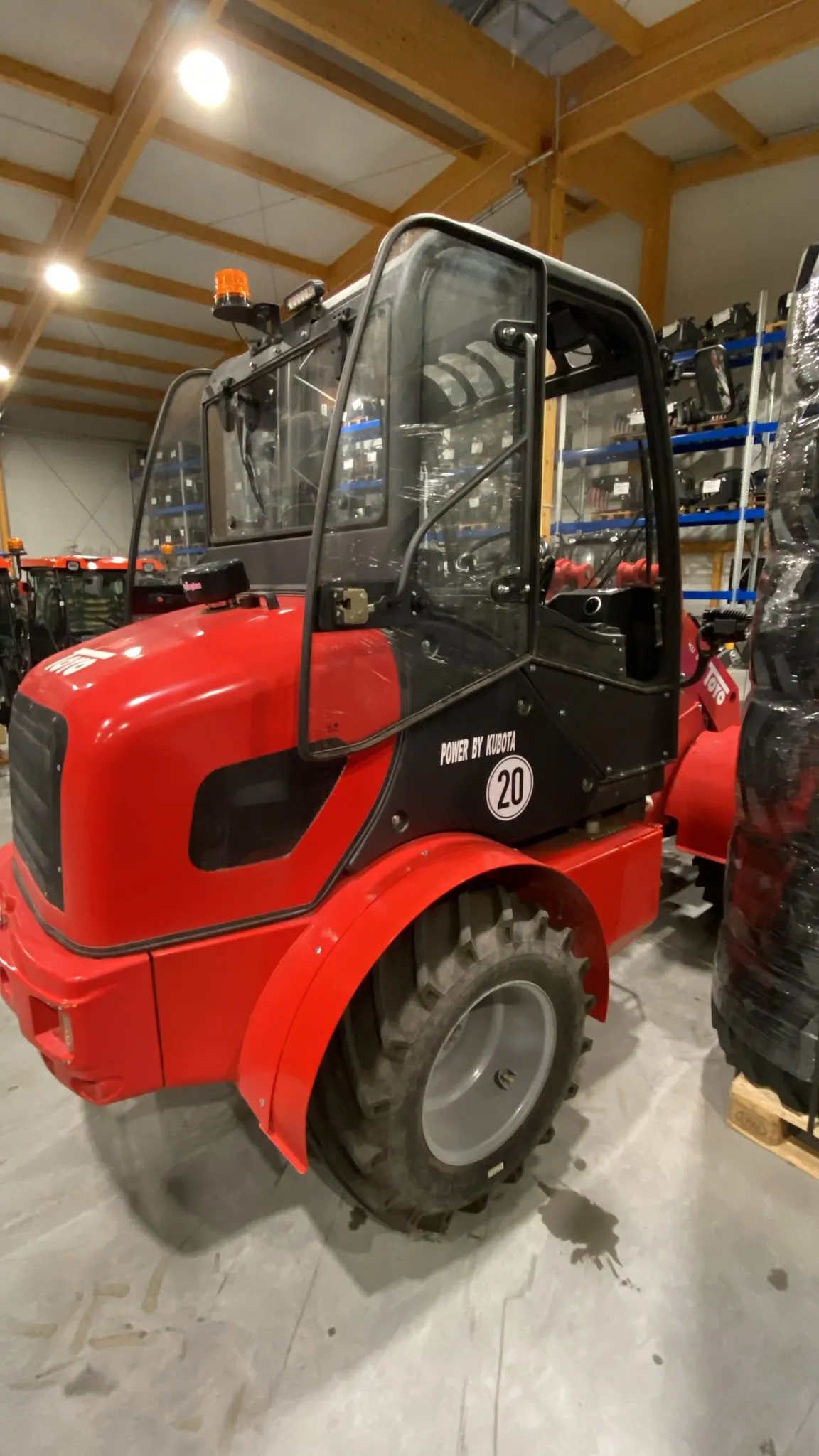 TOYO KU 865 A KABINE 2,9 T HUBKRAFT, HOFLADER RADLADER – Seitenansicht mit Kabine, Rundumleuchte und Zusatzscheinwerfer