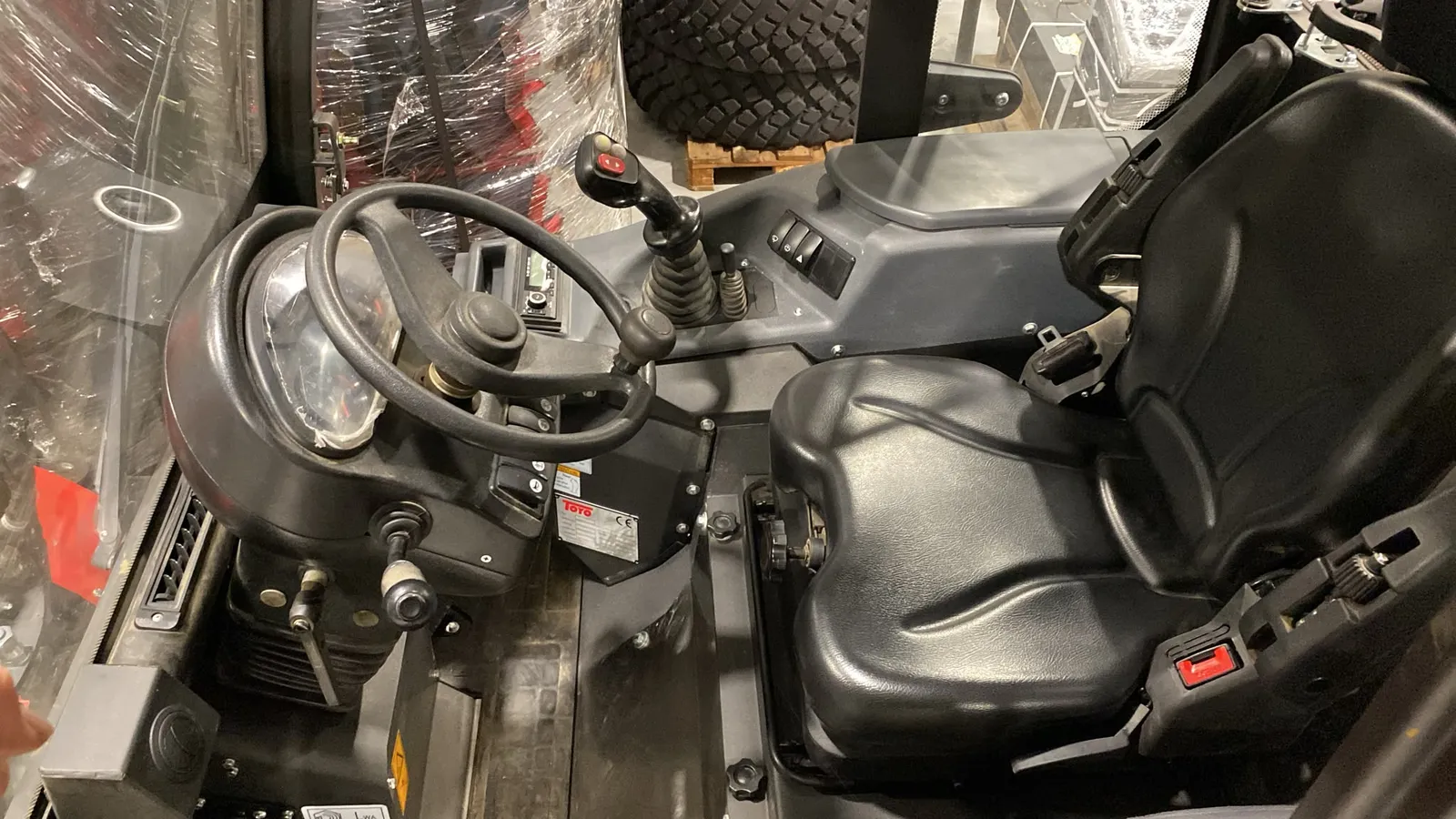 TOYO KU 865 A KABINE 2,9 T HUBKRAFT, HOFLADER RADLADER – Kabineninnenraum mit Fahrersitz, Lenkrad, Joystick und Armaturen
