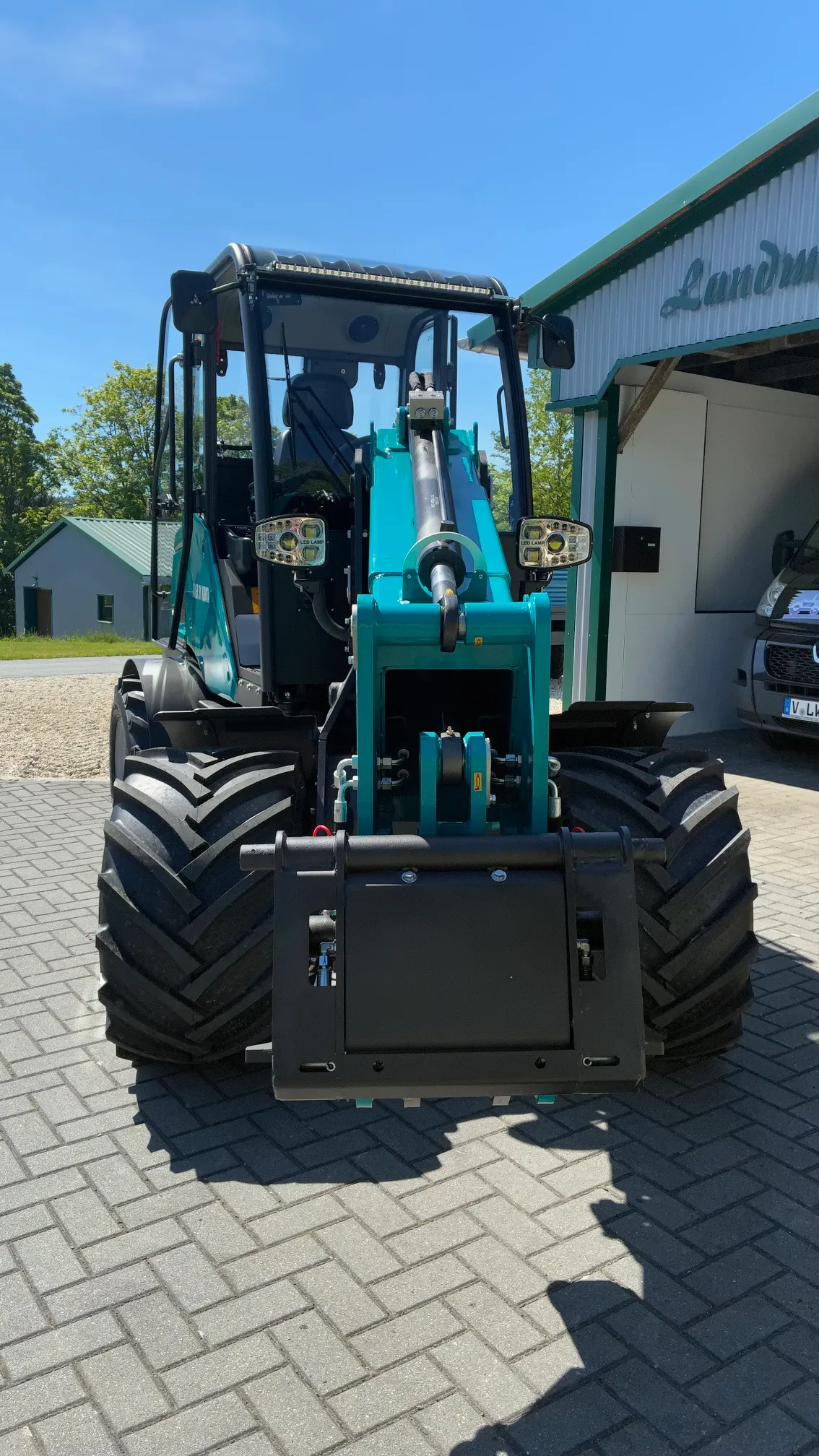 Teleskoplader TOYO 850AT Teleskop mit Kabine – Frontansicht mit Kabine, LED-Arbeitsscheinwerfern und Schaufel