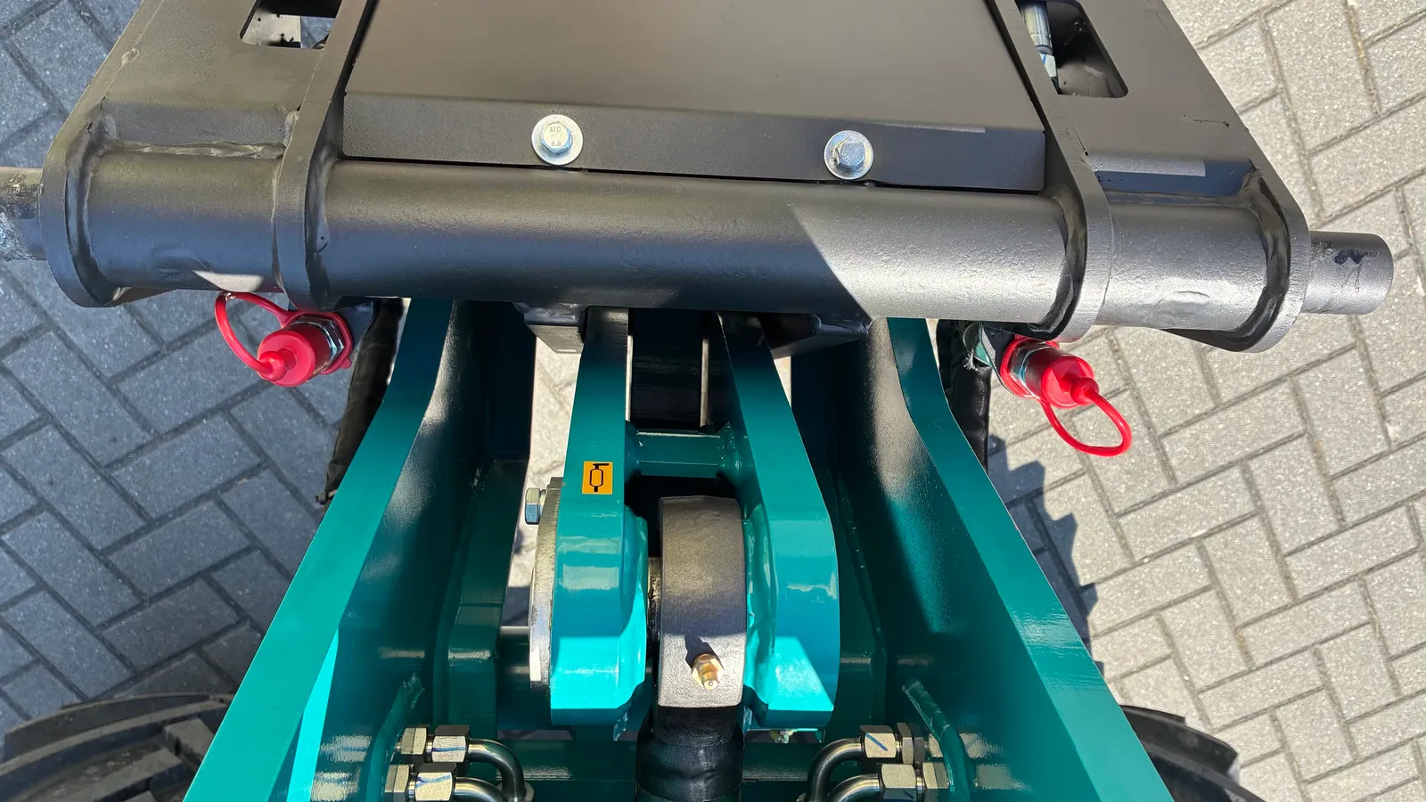 Teleskoplader TOYO 850AT Teleskop mit Kabine – Detailansicht Anbaukonsole mit Hydraulikzylinder