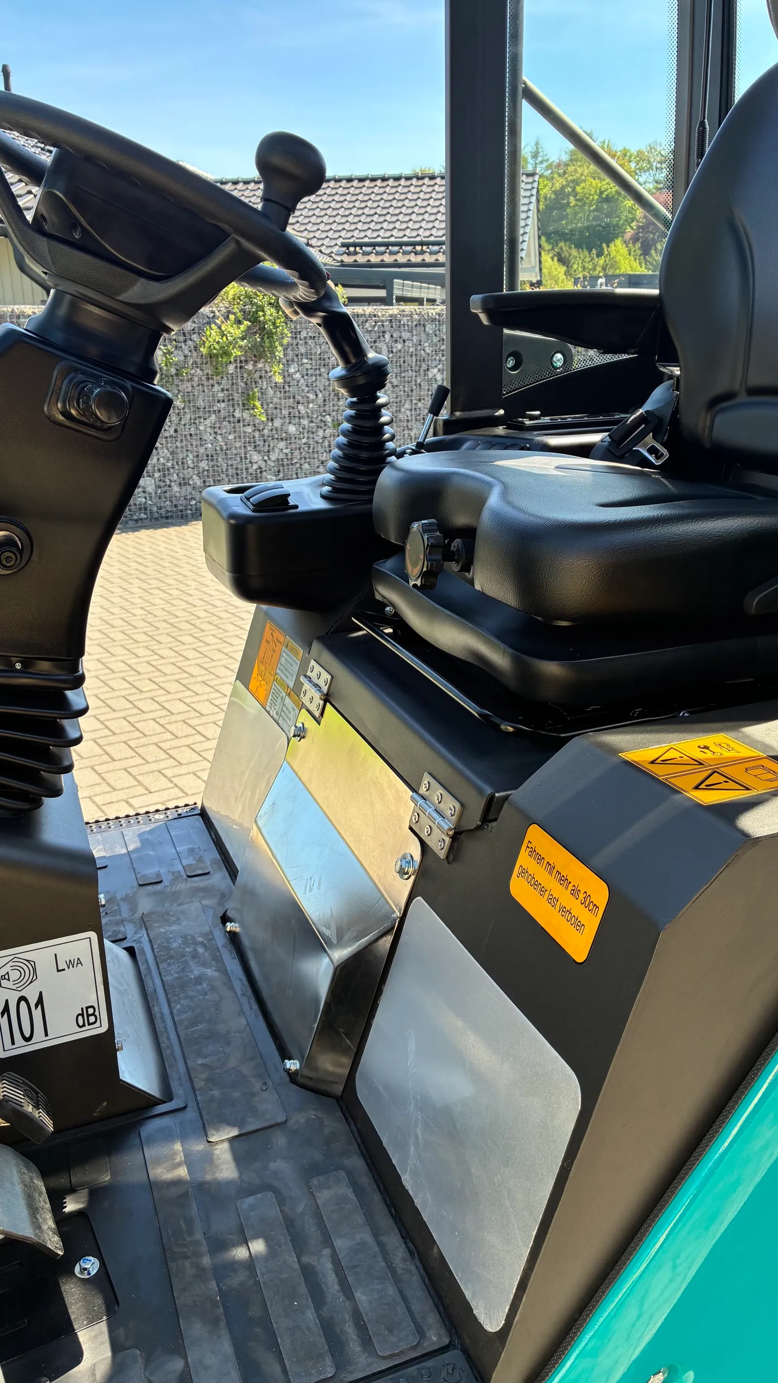 Teleskoplader TOYO 850AT Teleskop mit Kabine – Kabineninnenraum mit Lenkrad, Joystick und Fahrersitz