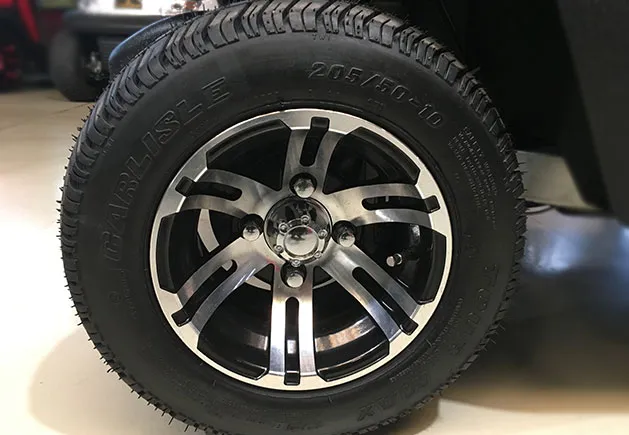 Zubehör WSM 205/50-10 Straßenbereifung für Golfcarts – Detailansicht: Reifen mit Aufschrift Carlisle 205/50-10 auf Alufelge