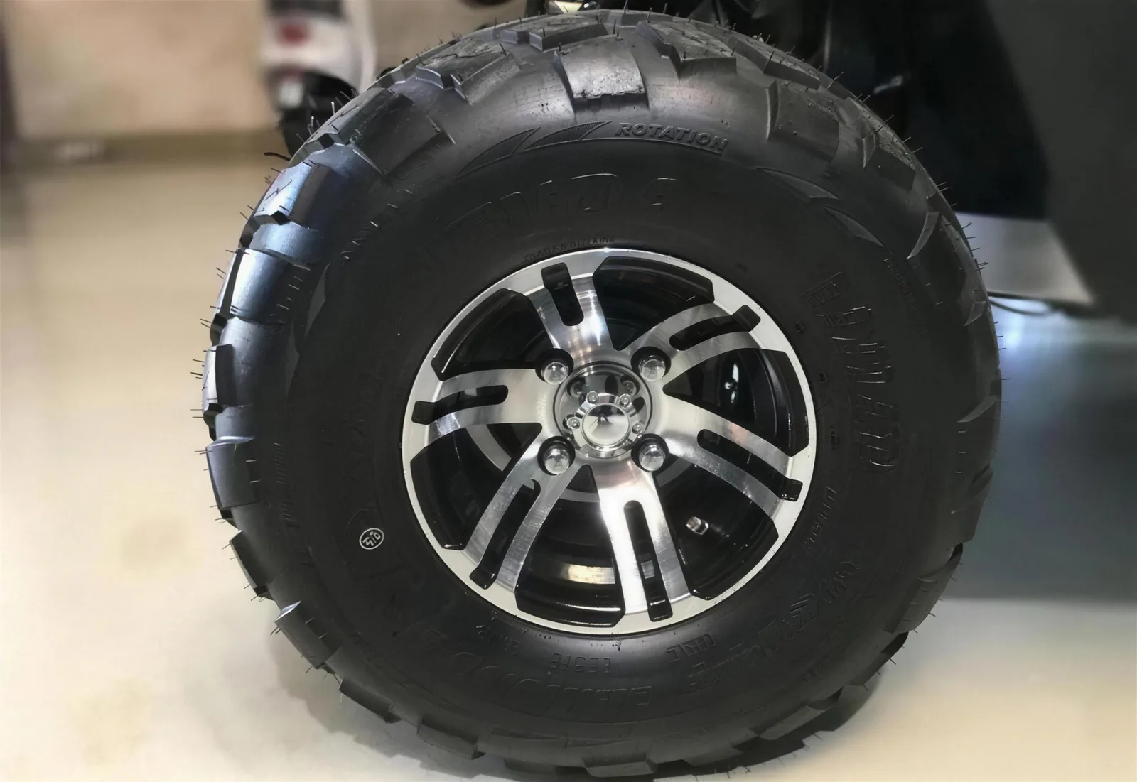Zubehör WSM 22×10.00-10 Stollenbereifung für Golfcarts – Detailansicht Rad mit grobstolligem Reifen und mehrspeichiger